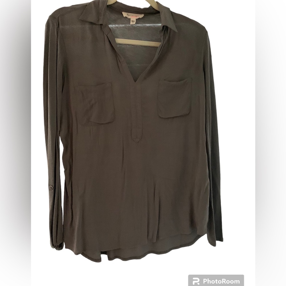 Two by Vince Camuto long sleeve V neck shirt/Size Small